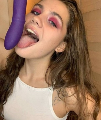 💋 Хочешь окунуться в мир страсти и наслаждения? Со мной ты точно найдешь все, о чем только мечтал! 😈
Мои услуги разнообразны: от классического секса до эротического массажа, от ролевых игр до страпона. Умею слушать и понимать твои желания, гарантирую полное удовлетворение. 💦
Мое опытное тело и нежные прикосновения сведут тебя с ума. Посмотри на мои фото - они подтверждают мою красоту и страсть. 📸
У меня много довольных клиентов, отзывы о моих услугах только положительные. Обязательно оцени разносторонность и эксперименты в постели. 🌟
Живу в Москве, готова встретиться с тобой в любое удобное для тебя время. Сделаю все, чтобы ты почувствовал себя особенным и желанным! 😘 Валерия
