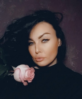Мое тело наполнено соблазнительными изгибами, а мои нежные губки искренне жаждут знакомства с тобой. Я могу предложить тебе незабываемые моменты наслаждения и радости. Мои услуги включают интимную близость, массаж, ролевые игры и многое другое, чтобы подарить тебе настоящее блаженство. Мои фото подчеркнут мою красоту и сексуальность. Клиенты оставили самые лестные отзывы, и я горжусь своей репутацией. Позволь мне показать тебе неповторимый мир наслаждения. Жду твоего звонка, чтобы воплотить в жизнь все свои фантазии. 💋🌹 Дина
